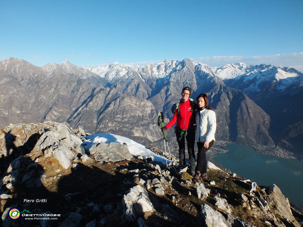 73 Dalla vetta del Berlinghera vista verso le Alpi Retiche occ. e il Lago di Mezzola... .JPG